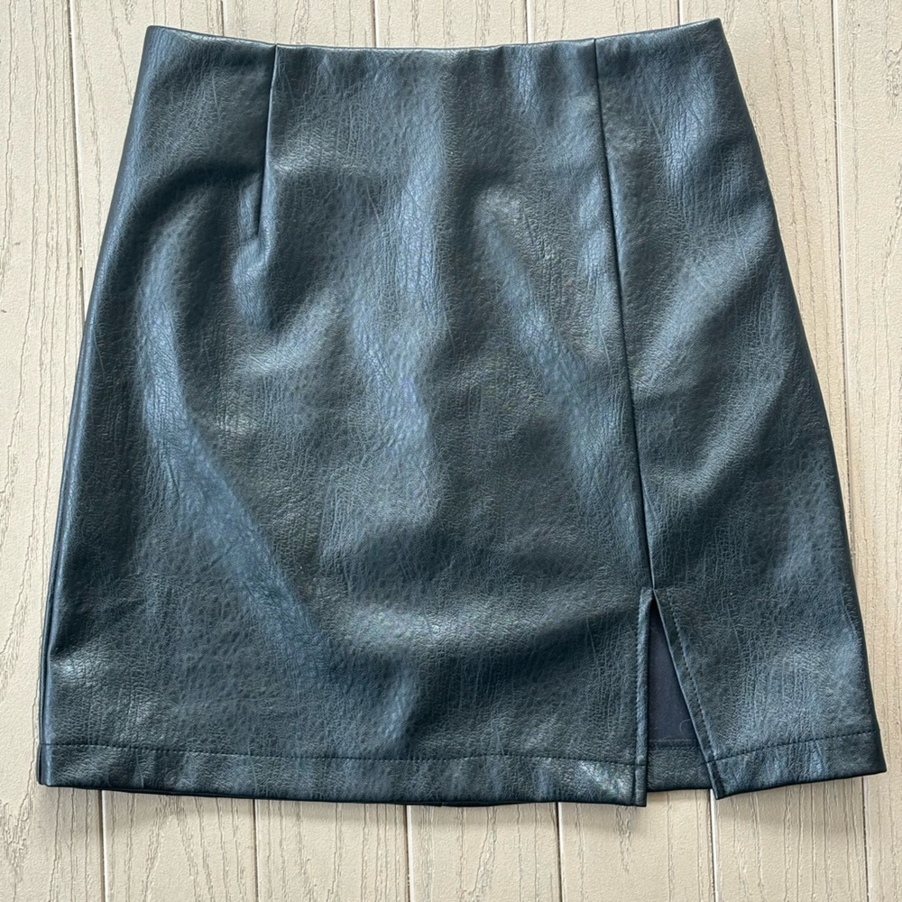 BLACK PLEATHER SLIT LEG MINI SKIRT SIZE 00